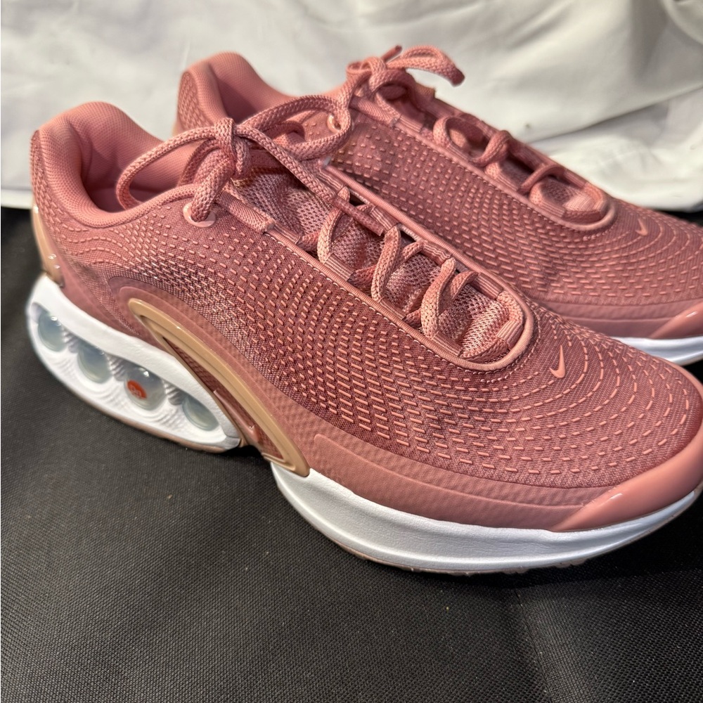 Nike Air Women’s Pink New Max DN Size 9.5